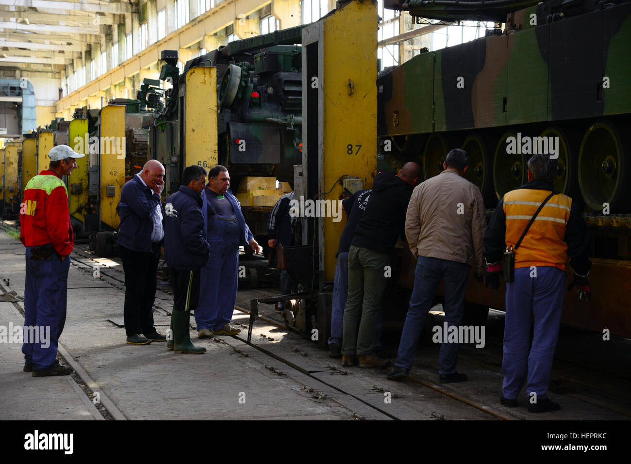 Appaltatori civili di lavorare con gli Stati Uniti Soldati, assegnato alla società A, 1° Battaglione, 64th Armor reggimento, 1 Armor vigili del Team di combattimento, terza divisione di fanteria, per cambiare gli assi di un treno che trasportano veicoli militari a Varna, Bulgaria, 1 maggio 2016. L'apparecchiatura è in viaggio verso la Georgia per esercizio nobile 16 Partner. Partner di nobili sottolinea U.S. Esercito la capacità dell'Europa di spostare rapidamente i soldati e le attrezzature in tutta l'Europa, che mostra la quantità di tempo che sarebbe necessario per la spedizione delle attrezzature e dei veicoli provenienti dalla Bulgaria attraverso il Mar Nero per la Georgia. (U.S. Esercito foto di PFC. Emily Houdershieldt/rele Foto Stock