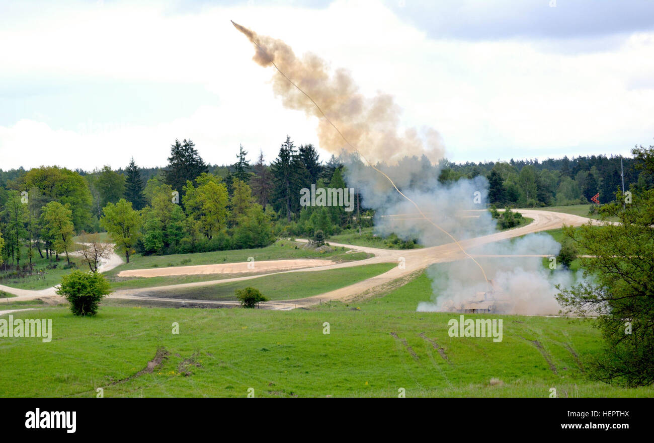 Un M1 Assault Breacher veicolo dal decimo Engineer Battaglione, 1° Brigata corazzate contro la squadra, terza divisione di fanteria spara un razzo con una miniera di clearing carica di linea per cancellare un ostacolo durante il loro Gunnery Tabella XII a Grafenwoehr Area Formazione, Germania il 19 maggio. Un MICLIC è un razzo a propulsione esplosiva carica di linea utilizzati per violare gli ostacoli e campi minati con più di 1.700 libbre di C-4 esplosivi. Qualifica sulla tabella gunnery certifica il plotone e li prepara per esercitare Anakonda 16 che si terrà in Polonia Giugno 7-17. Anakonda è un polacco-led esercizio che includono oltre 25.000 particip Foto Stock