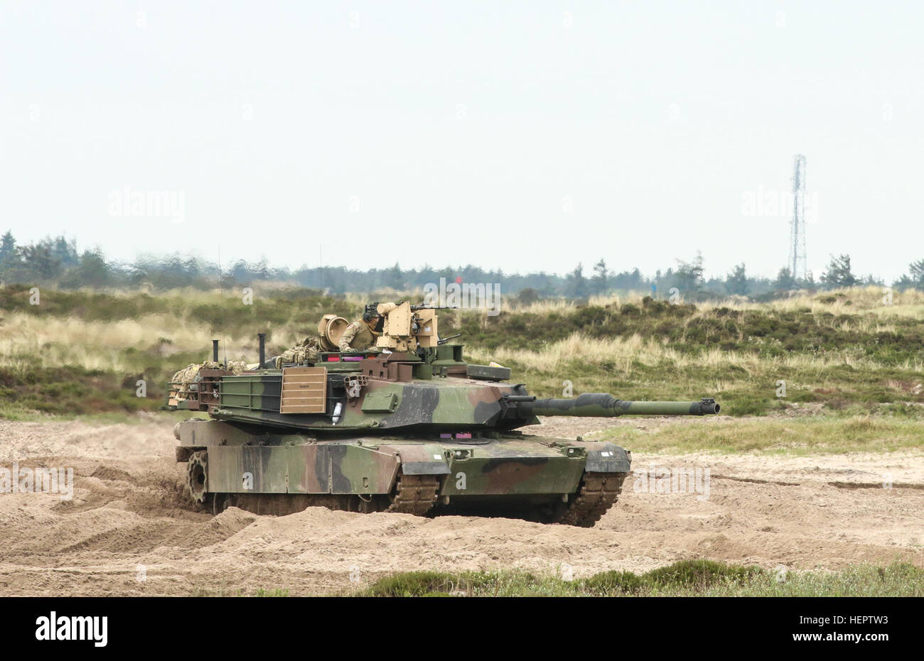 Un M1A2 Abrams battaglia principale manovre del serbatoio attraverso una gamma di sparo durante il serbatoio nordica della Sfida fuoco live event Maggio 26, 2016. Questa è la prima volta nella storia del serbatoio nordici sfida che i soldati del 3° Battaglione, sessantanovesima Armor reggimento, 1 Armor vigili del Team di combattimento, terza divisione di fanteria, hanno gareggiato per l'evento utilizzando la M1A2 Abrams. (U.S. Foto dell'esercito da Staff Sgt. Michael Behlin) Serbatoio equipaggi battaglia per Top honors in Danimarca (immagine 1 di 9) 160526-A-RJ696-012 Foto Stock