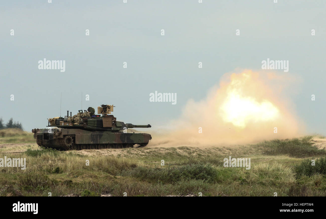 Un M1A2 Abrams battaglia principale serbatoio fuochi ad obiettivi durante il serbatoio nordica della Sfida fuoco live event Maggio 26, 2016. Serbatoio nordici Challenge 2016 segnò la prima volta nella storia di questa manifestazione che i soldati del 3° Battaglione, sessantanovesima Armor reggimento, 1 Armor vigili del Team di combattimento, terza divisione di fanteria, hanno gareggiato per l'evento utilizzando la M1A2 Abrams. (U.S. Foto dell'esercito da Staff Sgt. Michael Behlin) Serbatoio equipaggi battaglia per Top honors in Danimarca (immagine 1 di 9) 160526-A-RJ696-014 Foto Stock