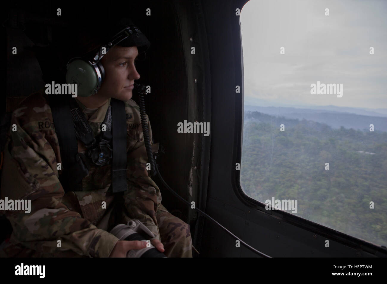 Stati Uniti Army Spc. Kristen radice del 982nd combattere l'unità di telecamera (airborne), East Point, Georgia analizza al di fuori della finestra di un UH-60 Black Hawk elicottero a decidere il suo prossimo colpo Ella avrà con la sua fotocamera in San Marcos, Guatemala, 27 maggio 2016. Task Force il lupo rosso e l'esercito a sud conduce civile umanitario Assistenza Formazione per includere il livello tattico di progetti di costruzione e preparazione medica Esercizi di formazione fornendo accesso a medici e la costruzione di scuole in Guatemala con il governo del Guatemala e non-agenzie governative dal 05MAR16 a 18GIU16 al fine di migliorare la missione readine Foto Stock