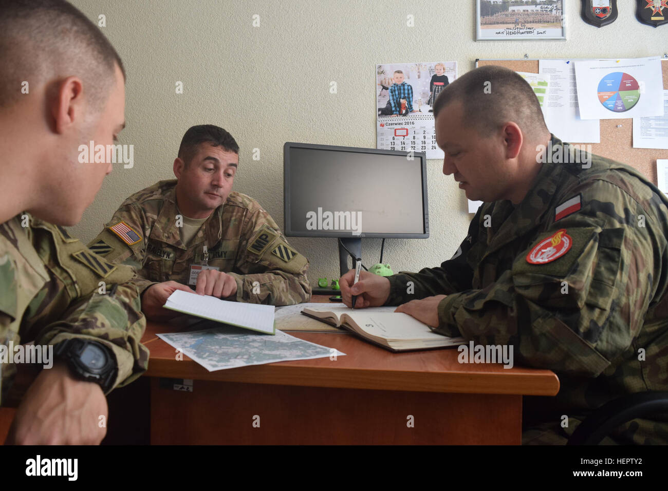 2 polacco Lt. Marcin Deja colloqui con il 1° Brigata corazzate contro la squadra, terza divisione di fanteria Provost Marshall Office circa dove hanno bisogno di un militare di scorta di polizia per le attrezzature militari che arrivano a Drawsko Pomorskie Area Formazione, la Polonia può 29. Anakonda 16 è un polacco-led esercizio in corso in Polonia Giugno 7-17. L'esercizio includerà oltre 25.000 partecipanti provenienti da più di 20 nazioni, garanzia di supporto e misure di dissuasione dimostrando capacità di difesa alleate per la distribuzione di massa e sostenere la potenza di combattimento. Proteggere la forza per Anakonda 16 160531-A-JL341-002 Foto Stock