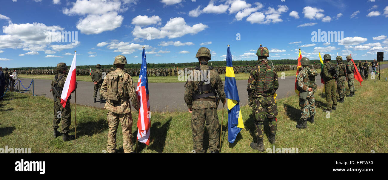 Soldati provenienti da otto nazioni visualizzare le loro bandiere nazionali durante una cerimonia di apertura per esercitare Anakonda 2016 a Drawsko Pomorskie Area Formazione, Polonia, 6 giugno. Esercizio Anakonda 2016 è un polacco-led, multinazionale comune esercizio svolge in tutta la Polonia Giugno 7-17. L'esercizio comporta circa 31.000 partecipanti provenienti da più di 20 nazioni. Esercizio Anakonda 2016 è il principale evento di formazione per gli Stati Uniti Esercito e l'Europa delle nazioni partecipanti e dimostra come gli Stati Uniti e i paesi partner possono efficacemente unire sotto un comando unificato mentre la formazione su un contemporaneo scenari Foto Stock