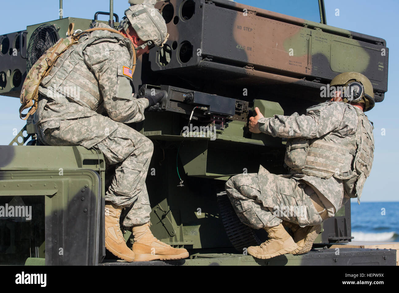 Stati Uniti Esercito Nazionale soldati di guardia, assegnato alla Ohio 174ma della difesa aerea della brigata di artiglieria, regolare un 0,50 Caliber machine gun durante Anakonda 2016 presso la gamma Ustka complesso in Ustka, Polonia, 9 giugno 2016. Anakonda 2016 è un polacco-led esercizio di multinazionali che si svolgeranno in tutta la Polonia da Giugno 7-17. Questo esercizio comporta più di 25.000 partecipanti provenienti da più di 20 nazioni. (U.S. Esercito foto di PFC. Casey Dinnison/RILASCIATO) Anakonda 2016 160609-A-TP612-184 Foto Stock