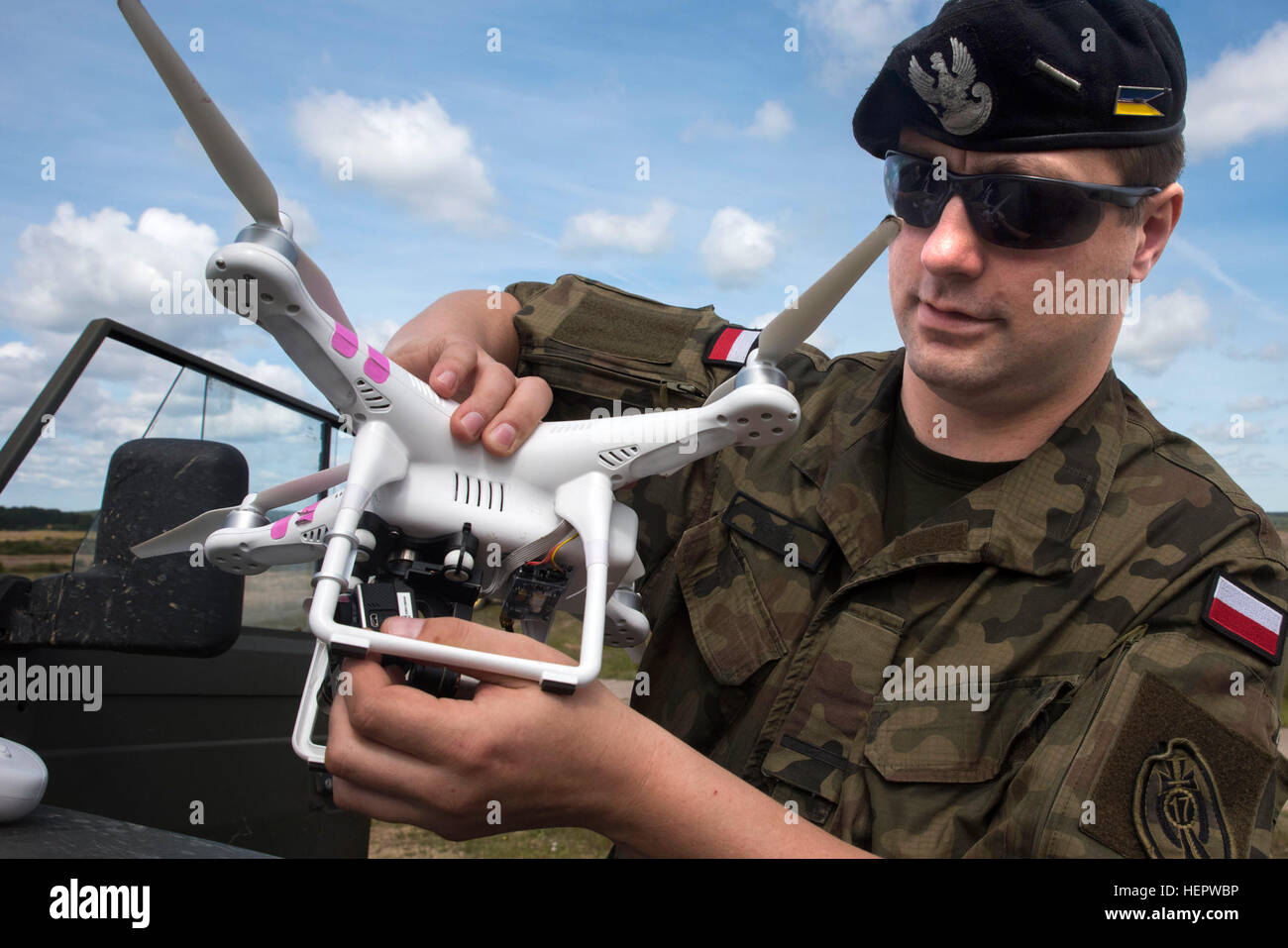 Pfc polacca. Kermel Lucas, un cameraman di combattimento con il XVII meccanizzata di vigili del fuoco di un specialista di supporto con l'esercito polacco in Konotop, Polonia Giugno 6, 2016 come parte di esercizio Anakonda 2016. L'esercizio è un polacco-led, multinazionale di esercizio che si svolge in Polonia da Giugno 7-17, che coinvolge più di 25.000 partecipanti provenienti da più di 20 nazioni. (U.S. Esercito foto di Sgt. 1. Classe Whitney Hughes/RILASCIATO). Ghiottoni a Anakonda 2016 160609-A-TA175-001 Foto Stock