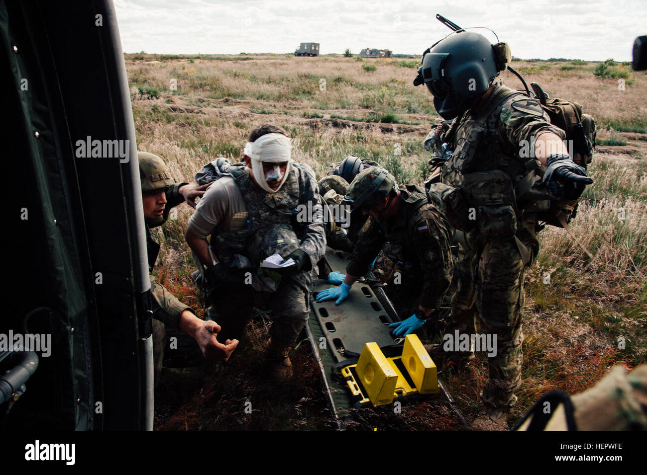 Sgt. Jamie Fox (a destra), un combattimento Medic assegnato alla società C., 2° Battaglione, 227th reggimento di aviazione, 1° aria brigata di cavalleria guide soldati polacchi verso dopo la risposta a un nove-line medevac durante l'esercizio Anakonda 2016 (un16) a Miroslawiec Air Base, Polonia, 11 giugno 2016. Un16 un polacco-led, multinazionale di evento di formazione in funzione da giugno 7-17, coinvolge circa 31.000 partecipanti provenienti da più di 20 nazioni ed è il principale evento di formazione per gli Stati Uniti Esercito europeo. Live Mascal Formazione a esercitare Anakonda 2016 160611-A-YT518-004 Foto Stock