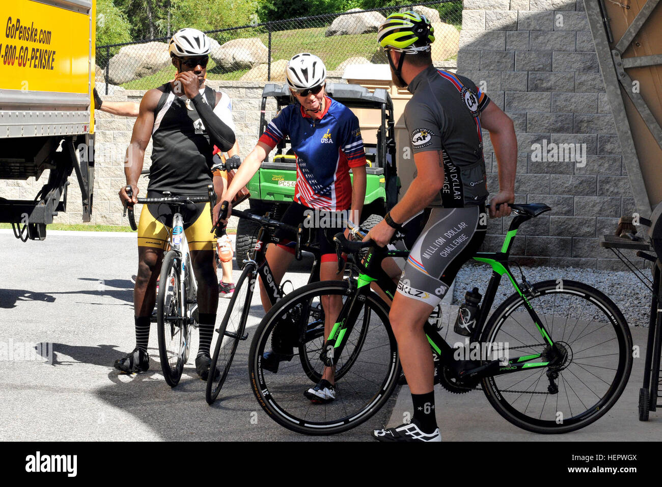 Da sinistra, U.S. Esercito personale di riserva Sgt. Zedrick Pitts, U.S. Il Veterano dell'esercito Sgt. 1. Classe Katie Kuiper e ciclismo coach Wilson si prepara per un giro di formazione in preparazione per il 2016 per il Dipartimento della Difesa Warrior giochi terrà presso l'U.S. Accademia Militare di West Point, New York, 12 giugno 2016. Il DoD Warrior Giochi, Giugno 15-21, è adattativa di competizione sportiva per i feriti e ammalati e feriti i membri del servizio e i veterani. Gli atleti in rappresentanza di squadre dell'esercito, Marine Corps, Marina, Air Force, il Comando Operazioni Speciali e le forze armate del Regno Unito competere nel tiro con l'arco, ciclismo, traccia Foto Stock