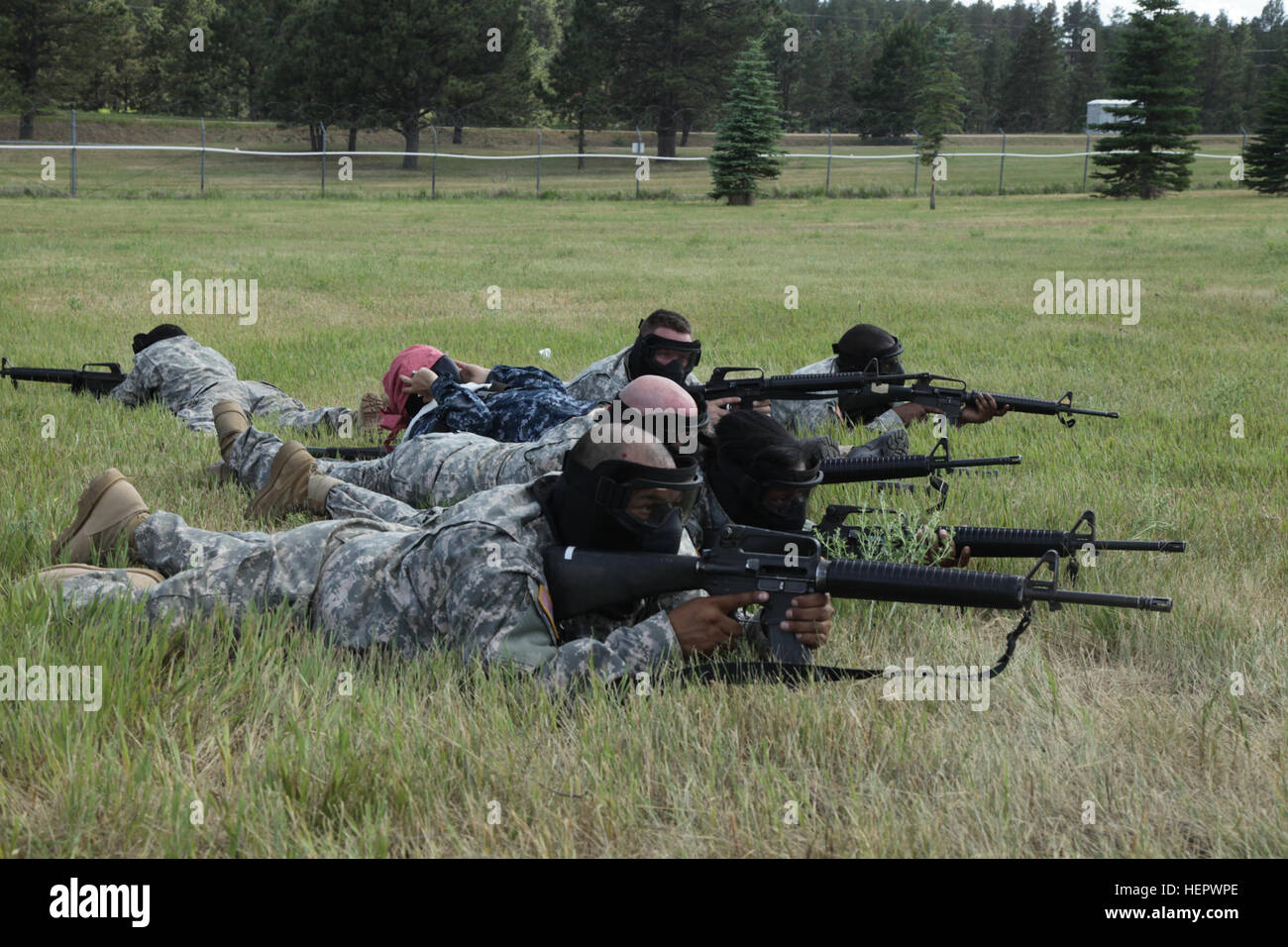 I soldati della108th multifunzione battaglione medico, Illinois Esercito Nazionale Guardia, prendere posizioni di sparo di eseguire la sicurezza e restituendo un incendio durante il su un salvavita di misure di formazione sulla corsia West Camp rapida durante la Golden Coyote esercitazione, Rapid City, S.D., 14 giugno 2016. Il Golden Coyote è un esercizio a tre-fase, scenario di esercizio di condotta condotta in Black Hills del Sud Dakota e Wyoming, quali comandanti permette di concentrarsi sulla missione requisiti essenziali per lo svolgimento delle attività e le attività del guerriero e punte di battaglia. (U.S. Esercito foto di Sgt. 1. Classe Orazio Murray/RILASCIATO) Golden Coyote 201 Foto Stock