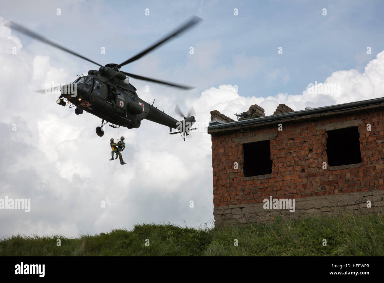 Soldati polacchi eseguire una evacuazione medica durante le operazioni militari in Terreno urbano come parte di esercizio Anakonda 2016. L'esercizio è un polacco-led, multinazionale di esercizio che si svolge in Polonia da Giugno 7-17, che coinvolge più di 31.000 partecipanti provenienti da più di 20 nazioni. (U.S. Esercito foto di Sgt. 1. Classe Whitney Hughes/RILASCIATO). Soldati multinazionale condotta MOUT training presso Anakonda 2016 160614-A-TA175-003 Foto Stock