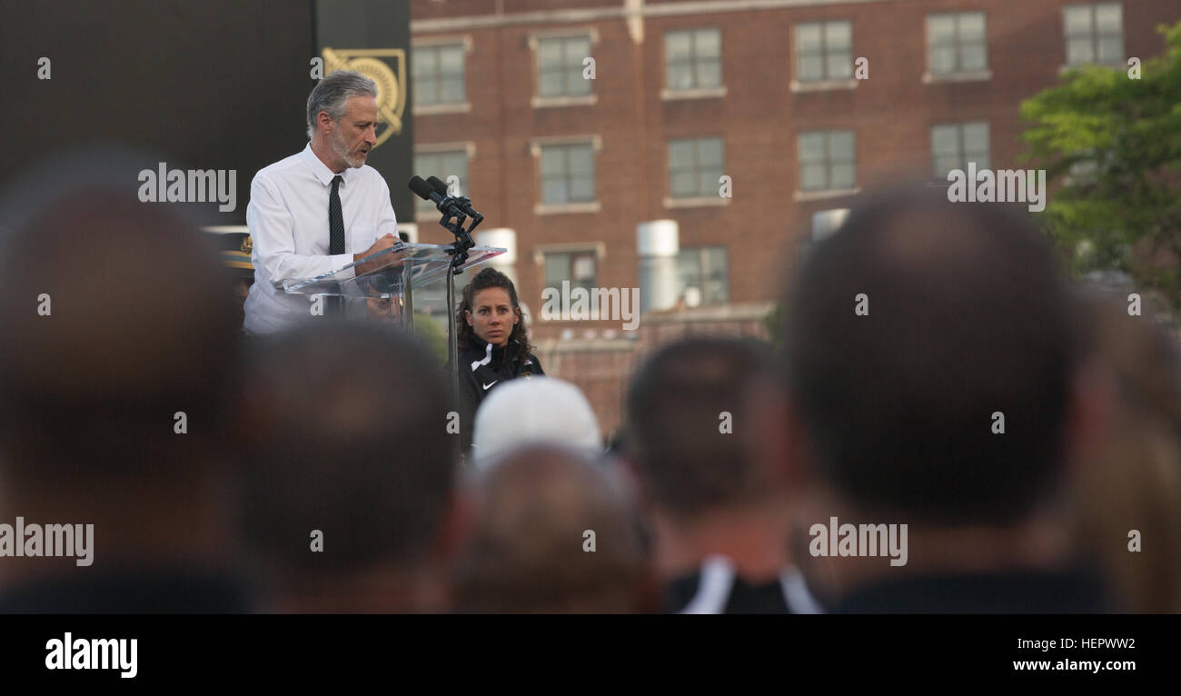 Il Maestro delle Cerimonie, comico, Jon Stewart, dà un discorso per gli atleti durante la cerimonia di apertura del 2016 del Dipartimento della Difesa giochi guerriero, lo Shea Stadium, presso l'Accademia Militare degli Stati Uniti a West Point, New York, 15 giugno. (U.S. Esercito foto di Spc. CaShaunta D. Williams/ Rilasciato) DoD Warrior Giochi 2016 160615-A-AY405-376 Foto Stock