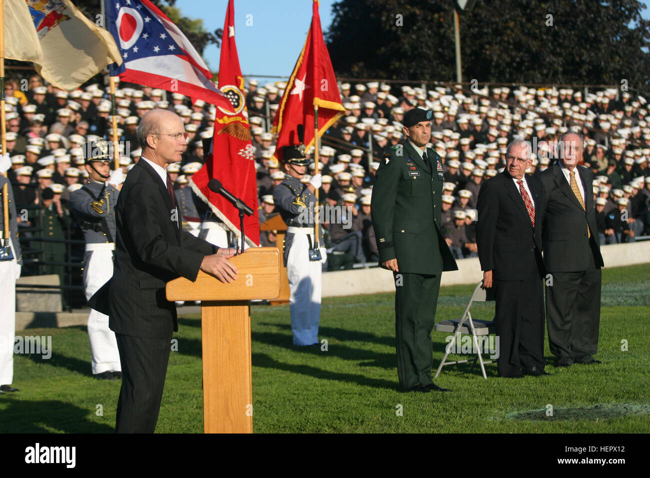 Segretario dell'esercito Pete Geren risolve il U.S. Il corpo dei Cadetti durante il congresso di revisione di pensionamento per sost. Dave Hobson R-Ohio, estrema destra e sost. Jim Saxton, R-N.J., secondo da destra, in corrispondenza dei militari degli Stati Uniti a West Point, N.Y. Venerdì. I membri del Congresso degli Stati Uniti ha preso una revisione del Corpo dei Cadetti in onore del loro 41 combinato di anni di servizio per gli Stati Uniti Casa dei Rappresentanti. (Foto di Sgt. Vincent Fusco / West Point PAO) Flickr - STATI UNITI Esercito - www.Army.mil (372) Foto Stock