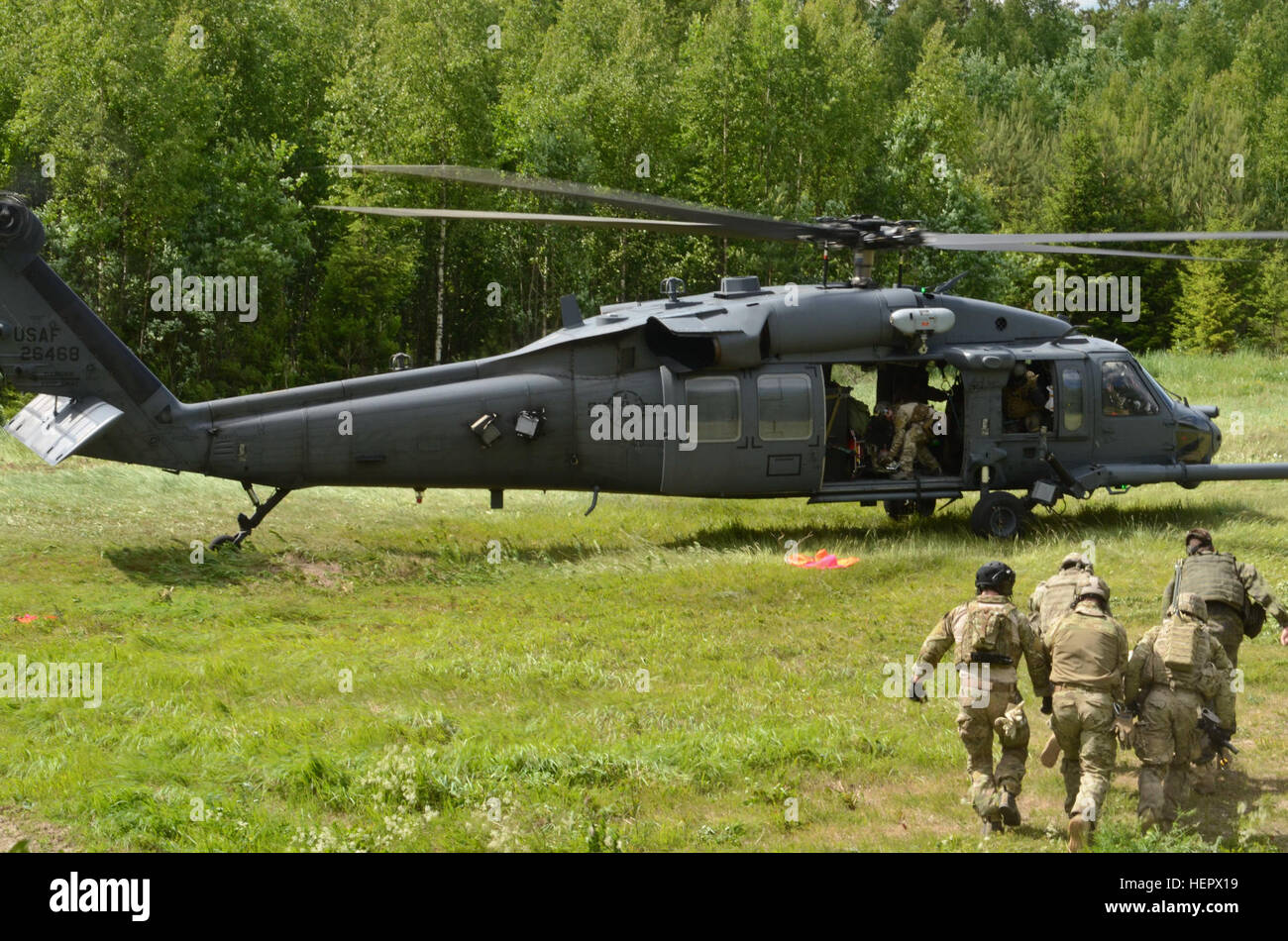 Stati Uniti Aquila esercito di soldati delle truppe del 2° Stormo, 2° reggimento di cavalleria di stanza al di fuori del Vilseck, Germania, portano un incidente verso un UH-60 Black Hawk durante l'evacuazione medica porzione di una squadra combinata esercitazione, Tapa Area Formazione, Estonia, 15 giugno 2016. Eagle soldati di truppa addestrati con il finlandese di soldati della corazzata plotone di ricognizione durante questo esercizio specifico. (U.S. Foto dell'esercito da Staff Sgt. Steven M. Colvin) noi, Finlandia svolgimento combinato di formazione STX 160615-A-HO673-264 Foto Stock