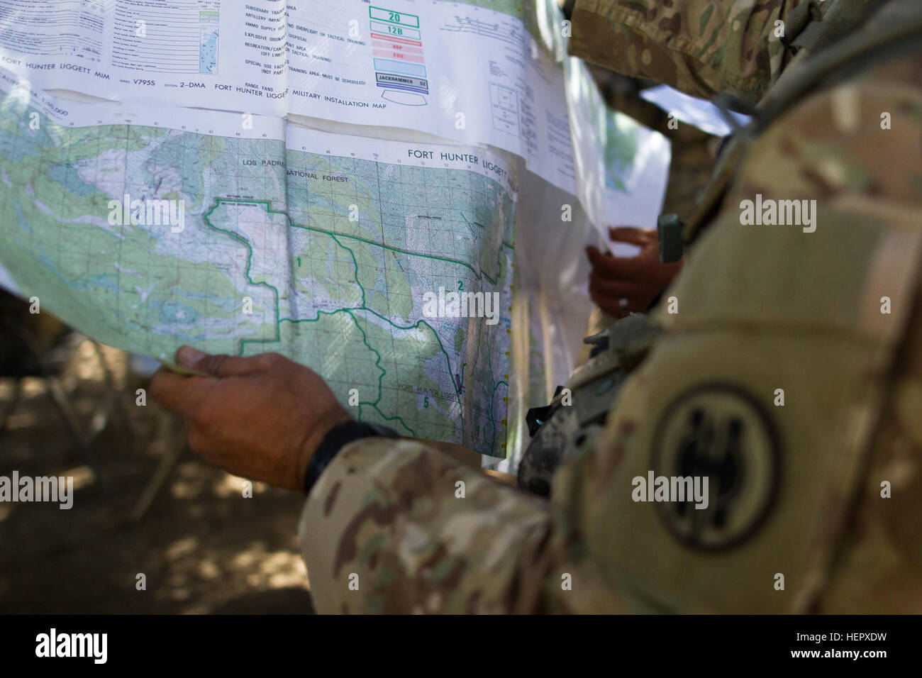 I soldati della 341 militari di polizia, società di Mountain View, California, utilizzare una mappa per preparare per la simulazione di una missione durante il combattimento Supporto Formazione Esercizio (CSTX) a Fort Hunter-Liggett, California, il 18 giugno. 54 unità da attraverso gli Stati Uniti La riserva di esercito, Guardia nazionale, Esercito attivo, U.S. Air Force, U.S. Marina ed esercito canadese partecipare alla 84ma CSTX dell'anno, CSTX 91-16-02, ospitato da 91º Training Division. (Foto di Spc. Victoria amico) polizia militare esercito di soldati di riserva il treno a Fort Hunter Liggett 160618-A-SB647-142 Foto Stock