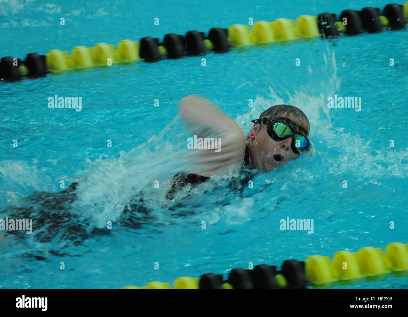 Esercito britannico veterano Danielle Hampson-Carroll del Team U.K. poteri attraverso l'acqua durante il nuoto evento del 2016 DoD Warrior giochi presso l'U.S. Accademia Militare di West Point, N.Y. il 20 giugno. I giochi, in funzione da giugno 15-21, sono un paralimpico tipo di evento per i feriti e ammalati e feriti da personale militare in rappresentanza di tutti e quattro gli Stati Uniti Servizi, il Comando Operazioni Speciali e il Regno Unito. Danielle Hampson-Carroll 160620-A-IL912-069 Foto Stock