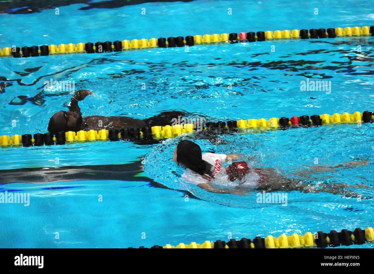 Un bagnino nuota accanto all esercito personale veterano Sgt. Robert Green come egli si chiude sul finire all'evento di nuoto al 2016 DoD Warrior giochi su Giugno 20. I giochi, in funzione da giugno 15-21, sono un paralimpico tipo di evento per i feriti e ammalati e feriti da personale militare in rappresentanza di tutti e quattro gli Stati Uniti Servizi, il Comando Operazioni Speciali e il Regno Unito. La manifestazione di quest'anno si terrà presso l'U.S. Accademia Militare di West Point, N.Y. Robert Green 160620-A-IL912-150 Foto Stock