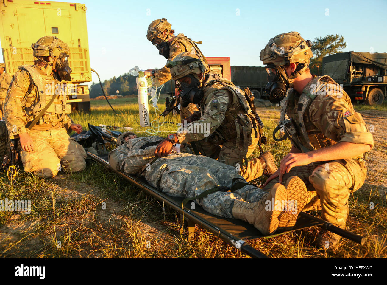 Soldati britannici di 16 Medical reggimento, 19 Squadron cinturino in U.S. Soldato di una lettiera durante la conduzione di evacuazione medica simulazioni durante la risposta rapida 16 formazione esercitare all'Hohenfels Area Formazione, una parte della multinazionale comune disponibilità centro, Hohenfels, Germania, Jun. 23, 2016. Esercizio risposta rapida è uno dei premier militari di risposta alle crisi eventi di formazione per multi-nazionale Airborne Forces nel mondo. Questo esercizio è progettato per ottimizzare la disponibilità del nucleo di combattimento di U.S. Global Response Force - attualmente l'ottantaduesima Airborne Division il primo combattimento dei vigili del fuoco Foto Stock