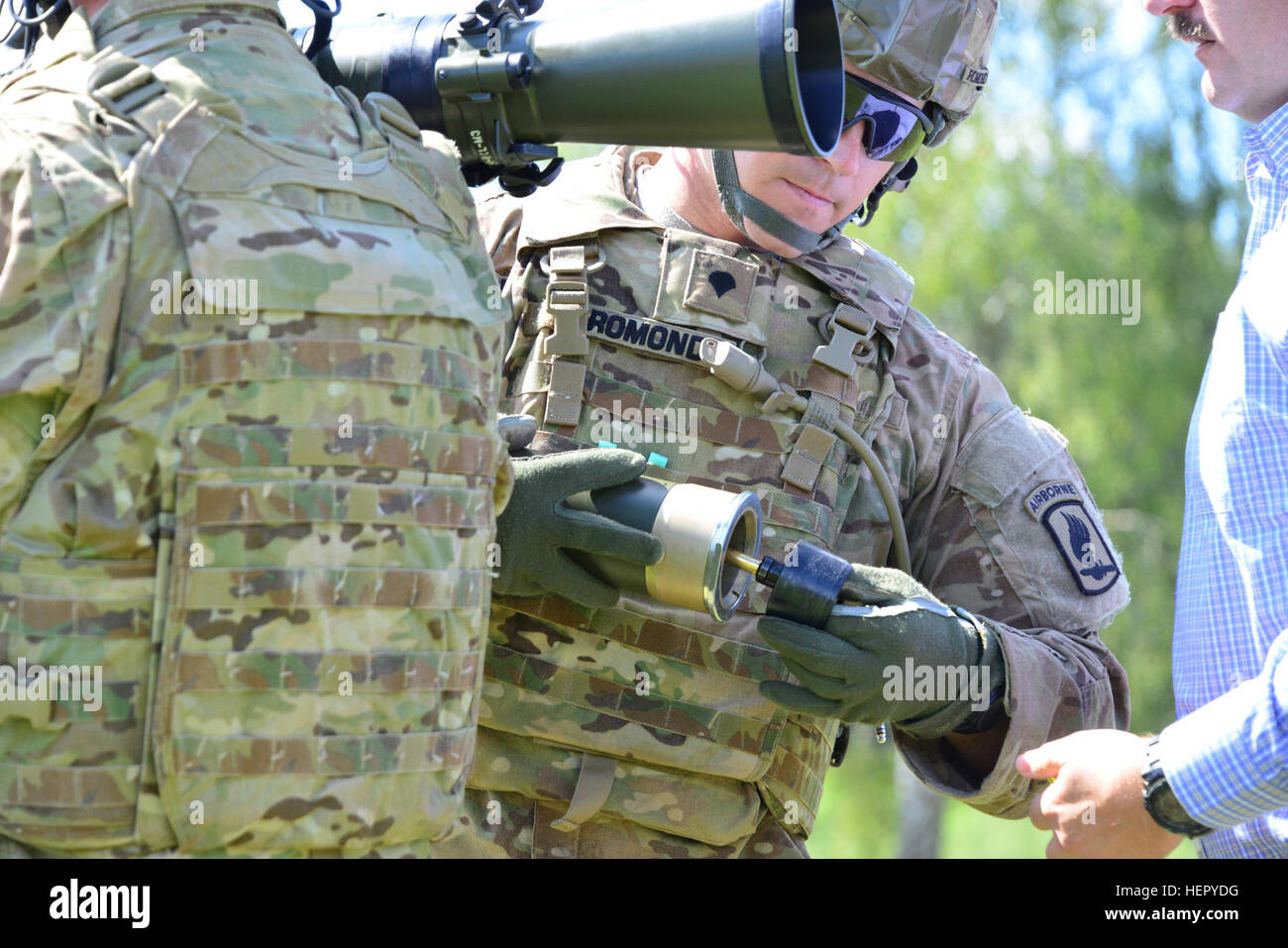Stati Uniti Paracadutisti assegnato a 173rd Airborne Brigade incendi IL M3 Carl Gustav rocket launcher al settimo Esercito di formazione del comando di Grafenwoehr Area Formazione, Germania, Agosto 18, 2016. Il Carl Gustav è un leggero, uomo-portable recoilless rifle. Questa arma è stata utilizzata da parte del governo degli STATI UNITI Esercito dopo la Seconda Guerra Mondiale. L'esercito pensionato queste armi quando il drago e missili guidati anticarro TOW erano schierati. (U.S. Esercito Foto di Visual Information Specialist Gerhard Seuffert) 1-91 reggimento di cavalleria incendi M3 Carl Gustav rocket launcher 160818-A-UP200-120 Foto Stock