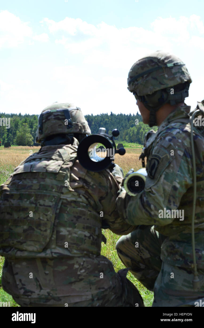 Stati Uniti Paracadutisti assegnato a 173rd Airborne Brigade incendi IL M3 Carl Gustav rocket launcher al settimo Esercito di formazione del comando di Grafenwoehr Area Formazione, Germania, Agosto 18, 2016. Il Carl Gustav è un leggero, uomo-portable recoilless rifle. Questa arma è stata utilizzata da parte del governo degli STATI UNITI Esercito dopo la Seconda Guerra Mondiale. L'esercito pensionato queste armi quando il drago e missili guidati anticarro TOW erano schierati. (U.S. Esercito Foto di Visual Information Specialist Gerhard Seuffert) 1-91 reggimento di cavalleria incendi M3 Carl Gustav rocket launcher 160818-A-UP200-193 Foto Stock