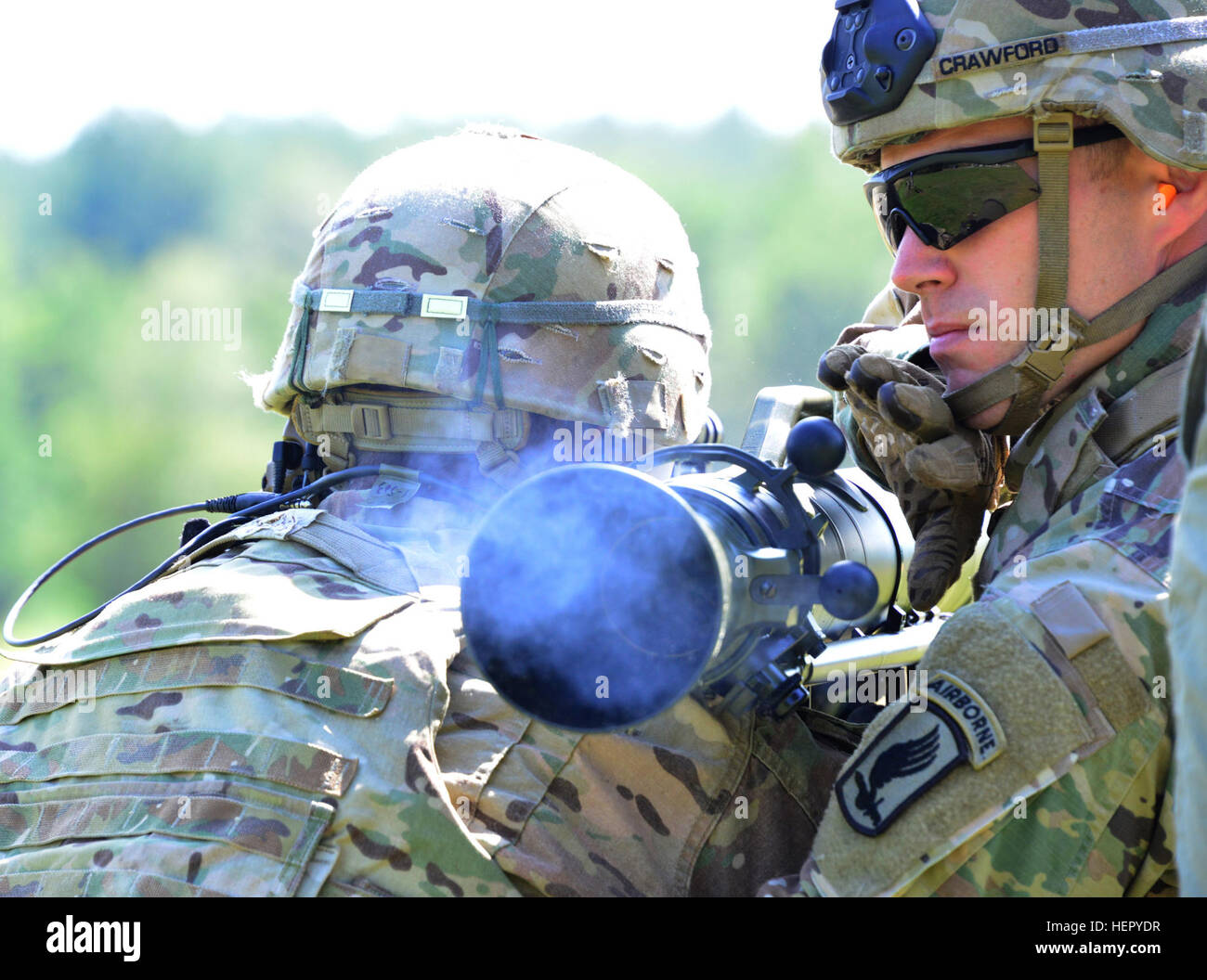 Stati Uniti Paracadutisti assegnato a 173rd Airborne Brigade incendi IL M3 Carl Gustav rocket launcher al settimo Esercito di formazione del comando di Grafenwoehr Area Formazione, Germania, Agosto 18, 2016. Il Carl Gustav è un leggero, uomo-portable recoilless rifle. Questa arma è stata utilizzata da parte del governo degli STATI UNITI Esercito dopo la Seconda Guerra Mondiale. L'esercito pensionato queste armi quando il drago e missili guidati anticarro TOW erano schierati. (U.S. Esercito Foto di Visual Information Specialist Gerhard Seuffert) 1-91 reggimento di cavalleria incendi M3 Carl Gustav rocket launcher 160818-A-UP200-222 Foto Stock