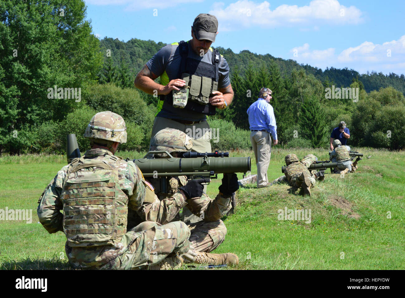 Stati Uniti Paracadutisti assegnato a 173rd Airborne Brigade incendi IL M3 Carl Gustav rocket launcher al settimo Esercito di formazione del comando di Grafenwoehr Area Formazione, Germania, Agosto 18, 2016. Il Carl Gustav è un leggero, uomo-portable recoilless rifle. Questa arma è stata utilizzata da parte del governo degli STATI UNITI Esercito dopo la Seconda Guerra Mondiale. L'esercito pensionato queste armi quando il drago e missili guidati anticarro TOW erano schierati. (U.S. Esercito Foto di Visual Information Specialist Gerhard Seuffert) 1-91 reggimento di cavalleria incendi M3 Carl Gustav rocket launcher 160818-A-UP200-225 Foto Stock