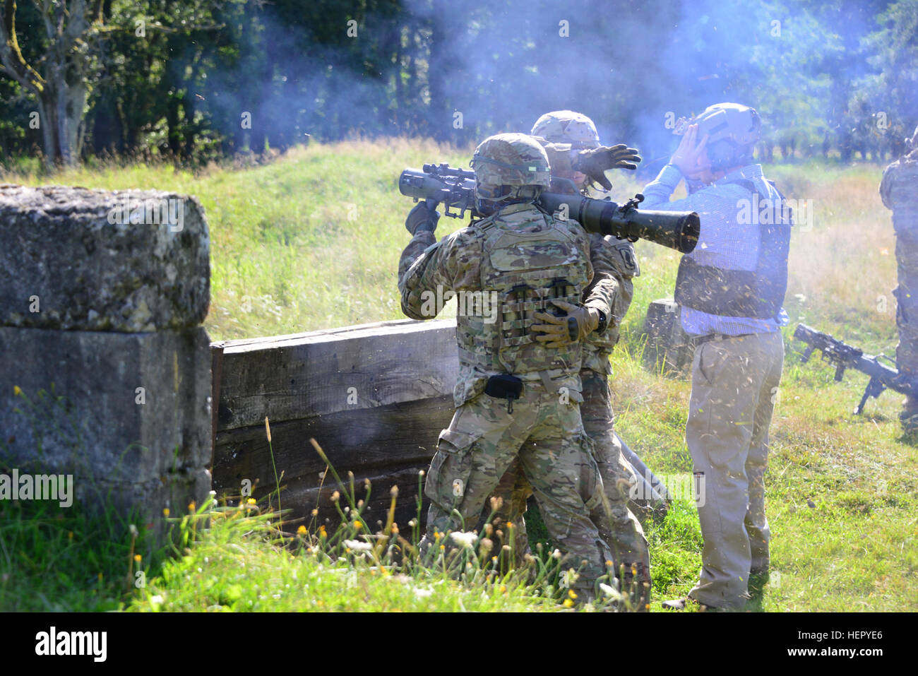 Stati Uniti Paracadutisti assegnato a 173rd Airborne Brigade incendi IL M3 Carl Gustav rocket launcher al settimo Esercito di formazione del comando di Grafenwoehr Area Formazione, Germania, Agosto 18, 2016. Il Carl Gustav è un leggero, uomo-portable recoilless rifle. Questa arma è stata utilizzata da parte del governo degli STATI UNITI Esercito dopo la Seconda Guerra Mondiale. L'esercito pensionato queste armi quando il drago e missili guidati anticarro TOW erano schierati. (U.S. Esercito Foto di Visual Information Specialist Gerhard Seuffert) 1-91 reggimento di cavalleria incendi M3 Carl Gustav rocket launcher 160818-A-UP200-347 Foto Stock