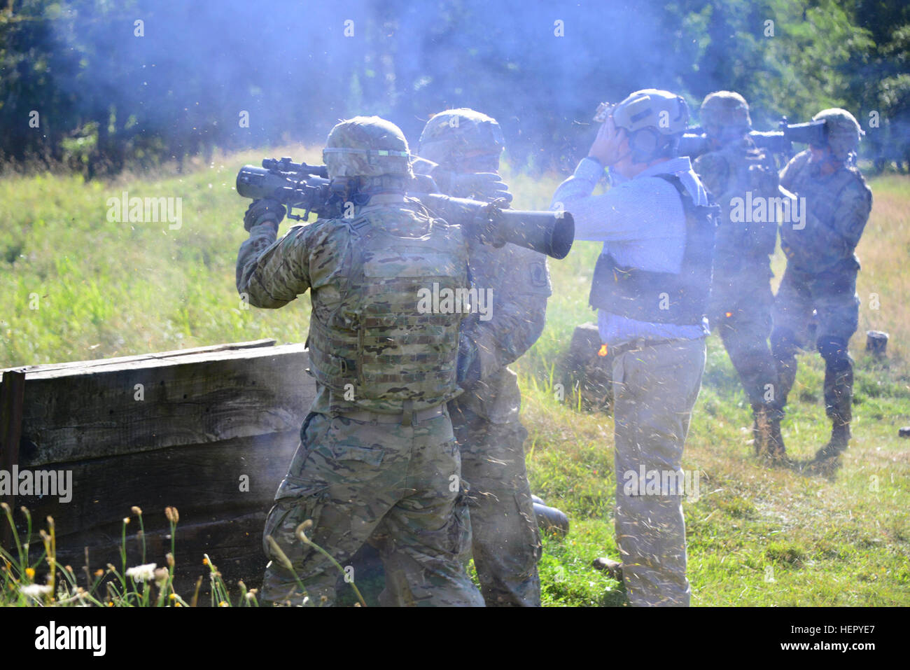 Stati Uniti Paracadutisti assegnato a 173rd Airborne Brigade incendi IL M3 Carl Gustav rocket launcher al settimo Esercito di formazione del comando di Grafenwoehr Area Formazione, Germania, Agosto 18, 2016. Il Carl Gustav è un leggero, uomo-portable recoilless rifle. Questa arma è stata utilizzata da parte del governo degli STATI UNITI Esercito dopo la Seconda Guerra Mondiale. L'esercito pensionato queste armi quando il drago e missili guidati anticarro TOW erano schierati. (U.S. Esercito Foto di Visual Information Specialist Gerhard Seuffert) 1-91 reggimento di cavalleria incendi M3 Carl Gustav rocket launcher 160818-A-UP200-376 Foto Stock