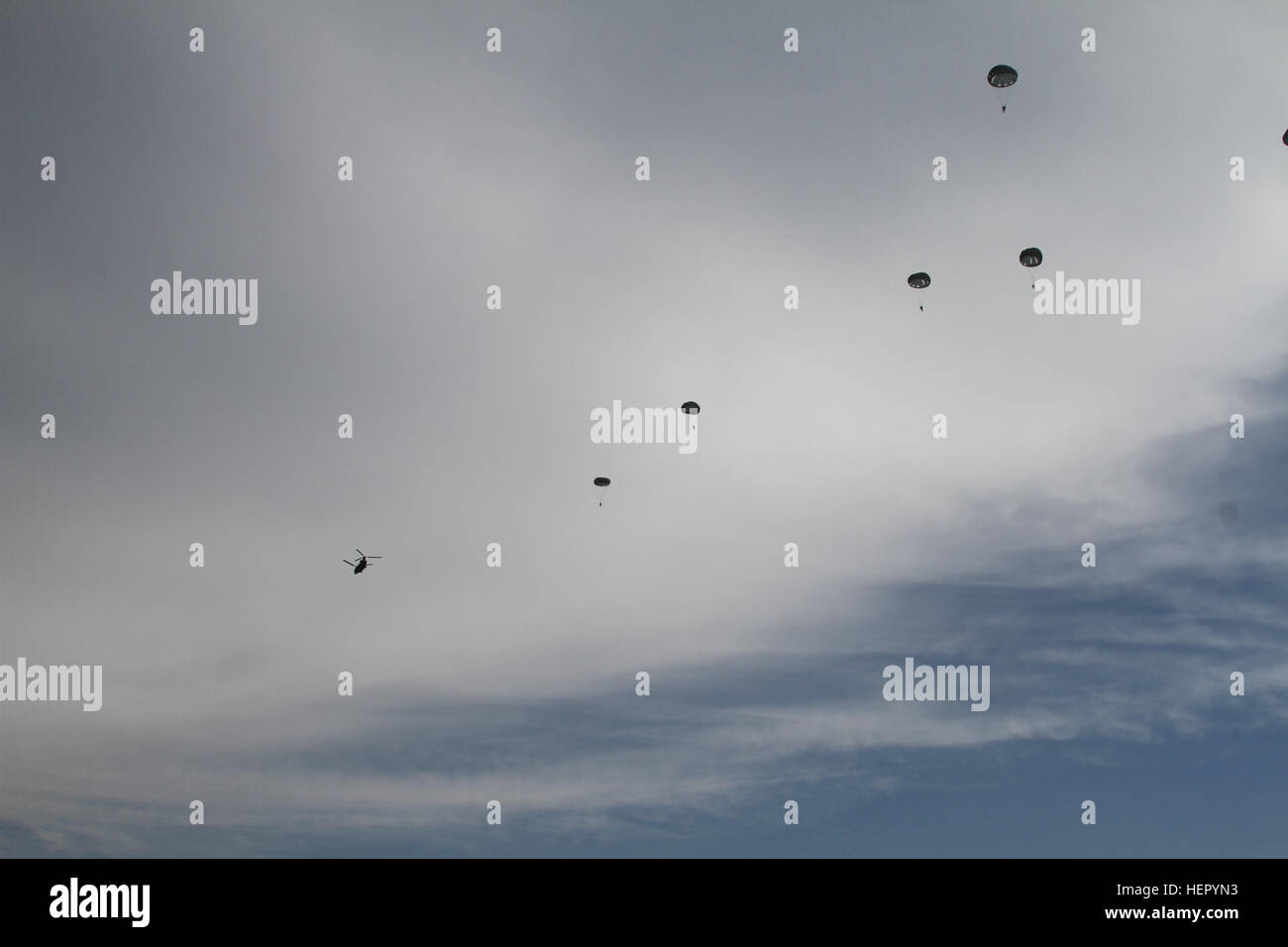 I paracadutisti con Delta Company, 52nd Reggimento di Fanteria (Long Range Surveillance), uscita a CH-47 Chinook sul rapido nella zona di caduta sett. 1, 2016 a Fort Hood. (U.S. Foto dell'esercito da Staff Sgt. Tomora Clark, 3° reggimento di cavalleria) LRS Azienda completa ultimo salto prima della disattivazione 160901-A-VH746-292 Foto Stock