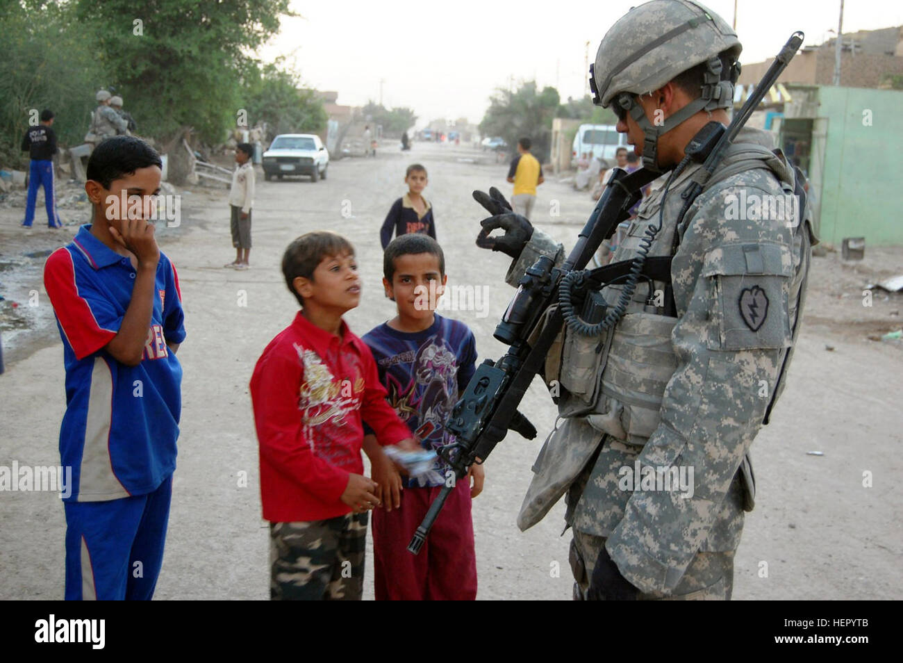 Sgt. Tony Macias, un Wauchula Fla., nativo, mostra i bambini, nel Husseniyah Nahia, della sua età dopo essere stato chiesto durante una pattuglia di questa comunità, a nord-est di Baghdad, il 7 ottobre 2008. Macias è una squadra di fanteria leader con la società A, 1° Battaglione, 27 Reggimento di Fanteria "Wolfhound," seconda Stryker Brigade Combat Team 'Warrior", XXV divisione di fanteria, Divisione multinazionale - Bagdad. Wolfhound prendersi cura dei bambini 122985 Foto Stock