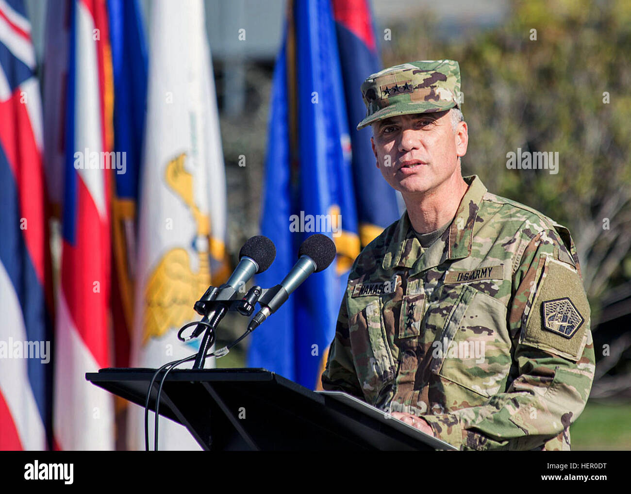 Lt. Gen. PAOLO M. Nakasone parla durante la cerimonia alla quale egli ha accettato il comando di U.S. Esercito Cyber Command e la seconda armata a Fort Belvoir, Virginia, il 14 ottobre 2016. (Foto di Jocelyn Broussard) Lt. Gen. PAOLO M. Nakasone (29755161553) Foto Stock