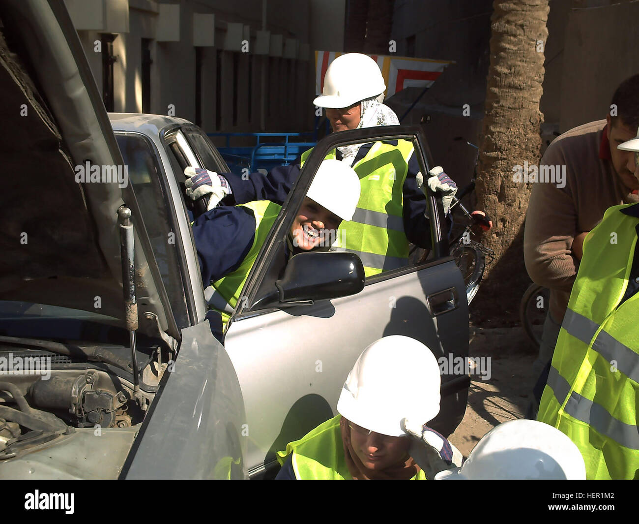 Studenti iracheni imparare a identificare e riparazione automobilistica di base i problemi a Adhamiyah Servizio Pubblico Corps progetto a Baghdad del quartiere Adhamiyah, Nov.5. I sei mesi di programma è stato avviato per aiutare i membri dei figli di Iraq che sono stati il passaggio al settore civile. Qualsiasi disponibile del sedile è stato quindi aperto al pubblico in generale. Oltre alle funzionalità di base di manutenzione del veicolo gli allievi sono insegnati; manutenzione elettrica,Rete fognaria e sistemi di acqua, installazione su strada e di manutenzione dei ponti,gestione fiscale, strutture di manutenzione. La 250 studenti del corso si laurea in marzo. Figli di Ir Foto Stock