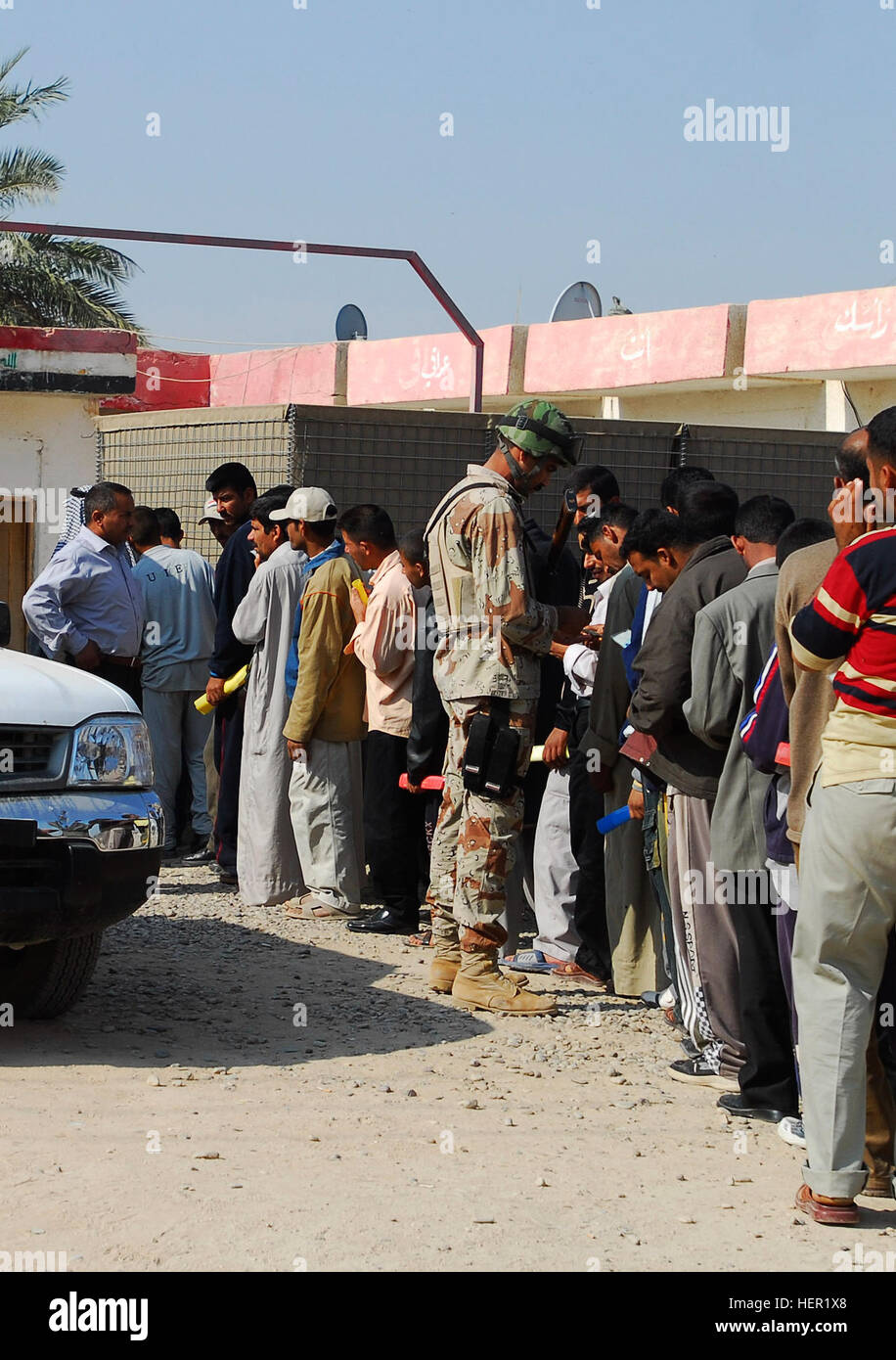 Un gruppo di locali Figli dell'Iraq attendere al di fuori dell'esercito iracheno in base Lutifiyah per essere pagato dal governo dell'Iraq per i loro servizi a ostacolare il movimento di esplosivi in tutto l'Iraq da manning checkpoint in tutto il Mahmudiyah Qada, nov. 13. Lutifiyah figli dell Iraq pagato dal governo dell'Iraq 129634 Foto Stock