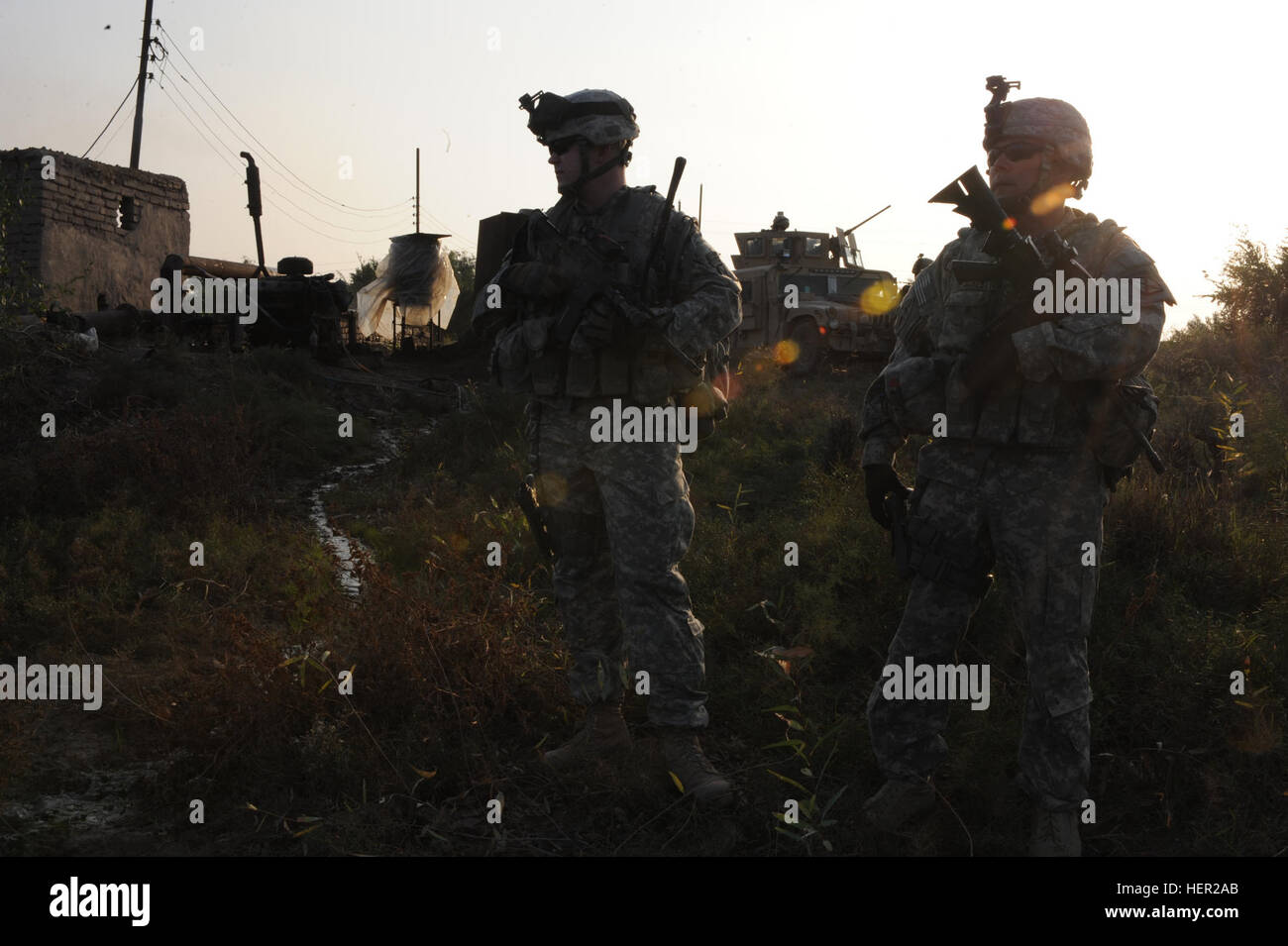 Stati Uniti Esercito Capt. Greg Wortman e Sgt. 1a classe ed Schlottman, bandito dalla truppa, 1° Stormo, 9° reggimento di cavalleria dalla quarta brigata Team di combattimento, 1° Divisione di cavalleria, sicuro e prepararsi a bordo di motovedette sul fiume Tigri. Essi accompagnano U. S. Esercito Brig. Gen. Jeffery Buchanan, il comandante della decima divisione di montagna, su comando di un tour della provincia di Maysan, Iraq, 1 dic. Fiume di pattugliamento 134045 Foto Stock