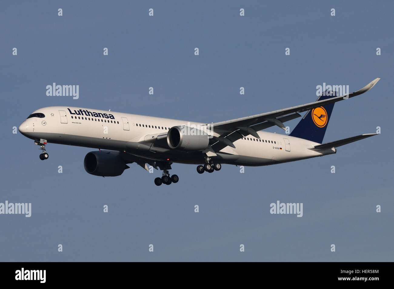 Stuttgart, Germania - 22 dicembre 2016: Lufthansa Airbus A350-900 è l'atterraggio all'Aeroporto di Stoccarda Foto Stock