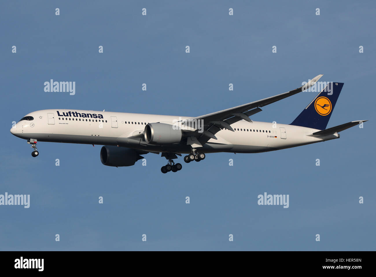 Stuttgart, Germania - 22 dicembre 2016: Lufthansa Airbus A350-900 è l'atterraggio all'Aeroporto di Stoccarda Foto Stock