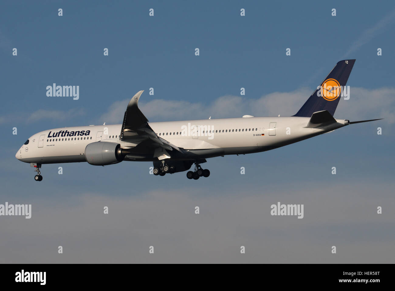 Stuttgart, Germania - 22 dicembre 2016: Lufthansa Airbus A350-900 è l'atterraggio all'Aeroporto di Stoccarda Foto Stock