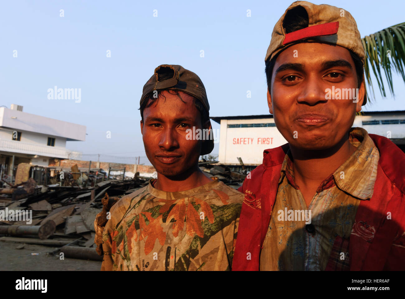 Chittagong: i lavoratori sul cantiere di riparazione navale, Divisione di Chittagong, Bangladesh Foto Stock