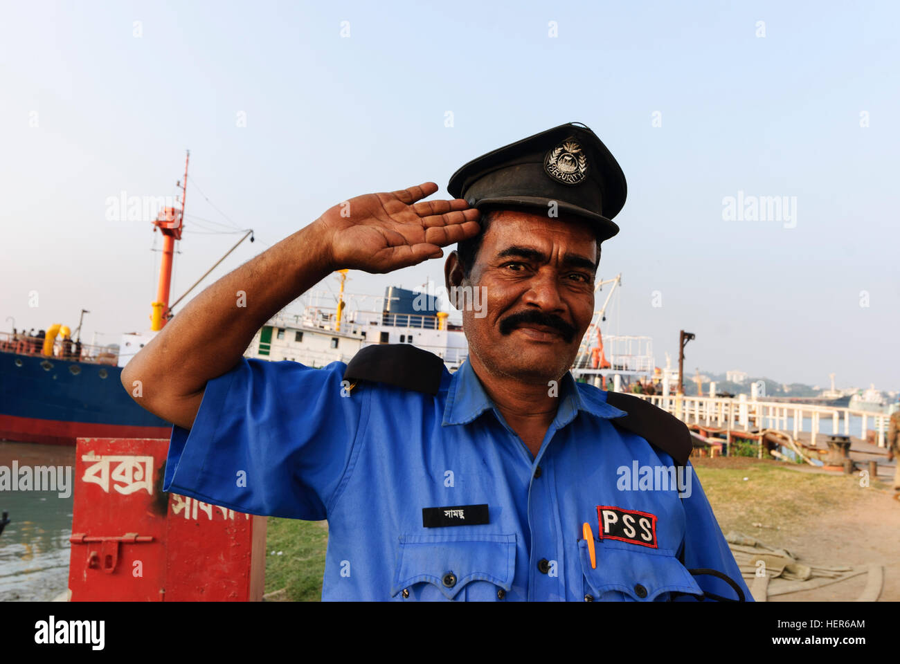 Chittagong: watchman in nave officina di riparazione, Chittagong Division, Bangladesh Foto Stock