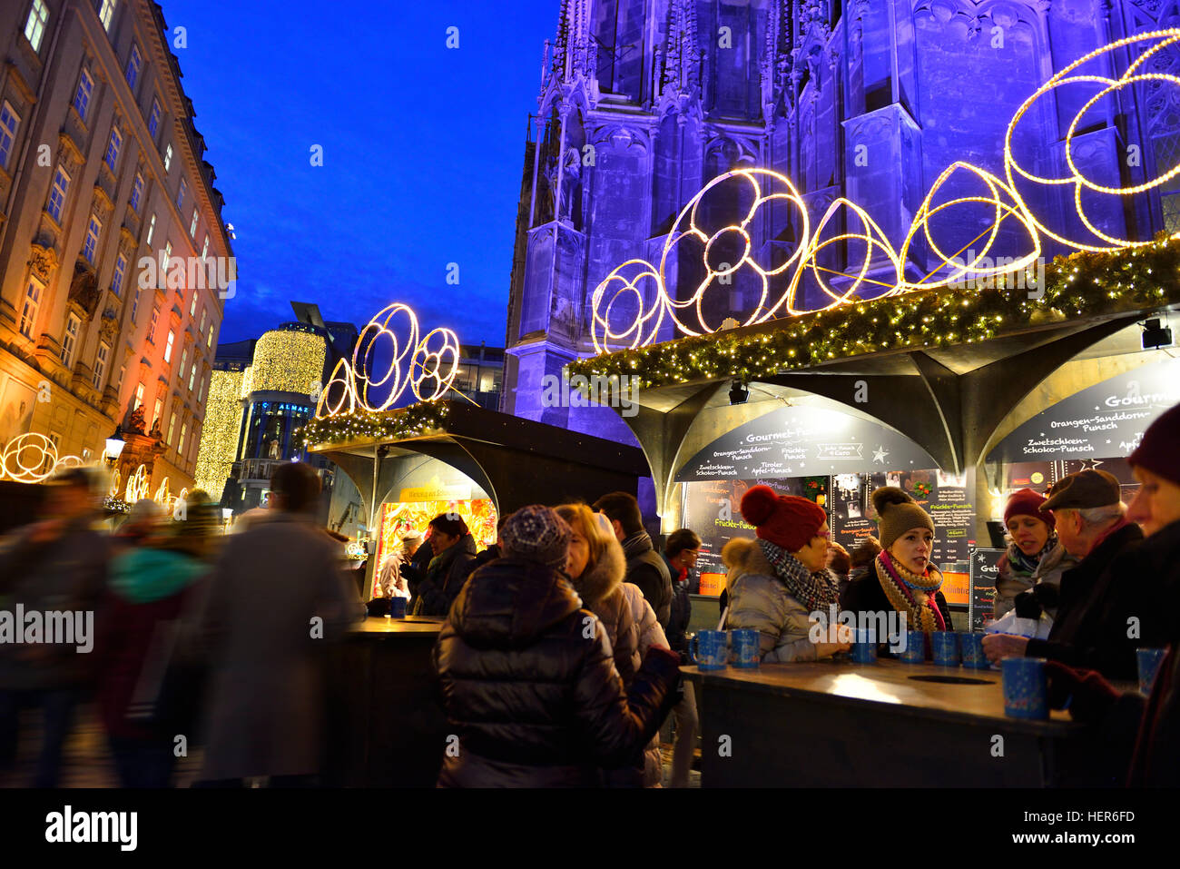 Nel mese di dicembre, si può bere un gluhwein presso le bancarelle del mercatino di Natale intorno alla cattedrale di Santo Stefano, Vienna, Austria Foto Stock