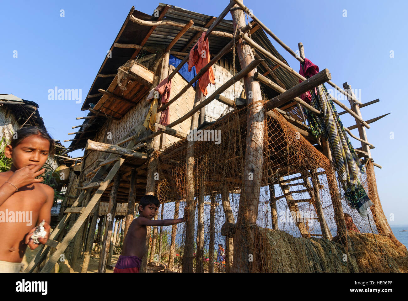 Rangamati: Popolo di Tripura minoranza su un isola nel Lago Kaptai, Divisione di Chittagong, Bangladesh Foto Stock