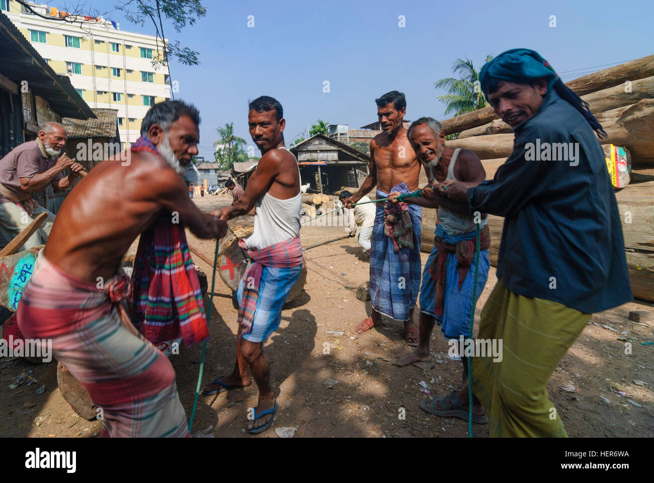 Chittagong: legno tropicale nel porto, lavoratore, Chittagong Division, Bangladesh Foto Stock