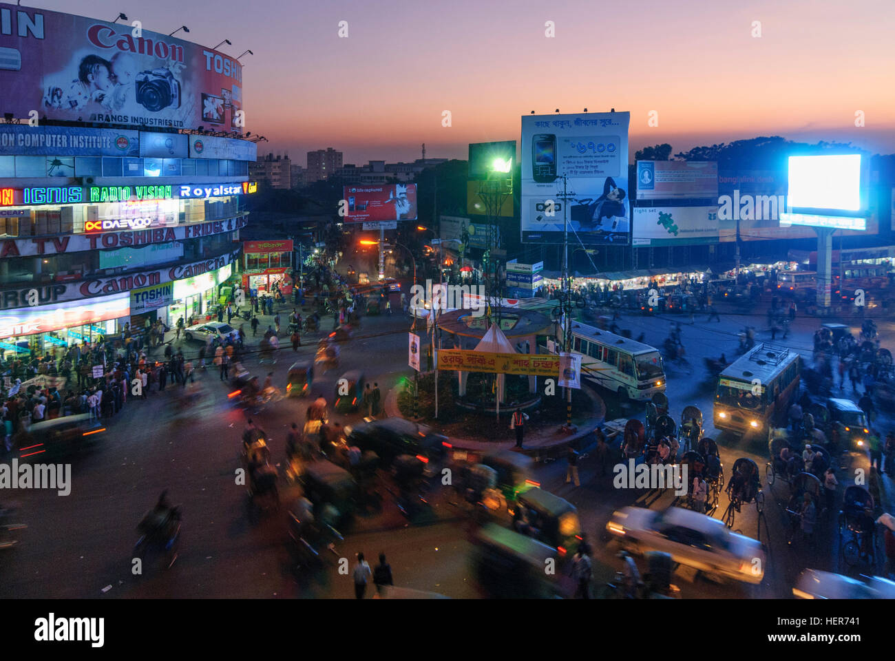Chittagong: piazza principale nel centro della città al tramonto, Divisione di Chittagong, Bangladesh Foto Stock