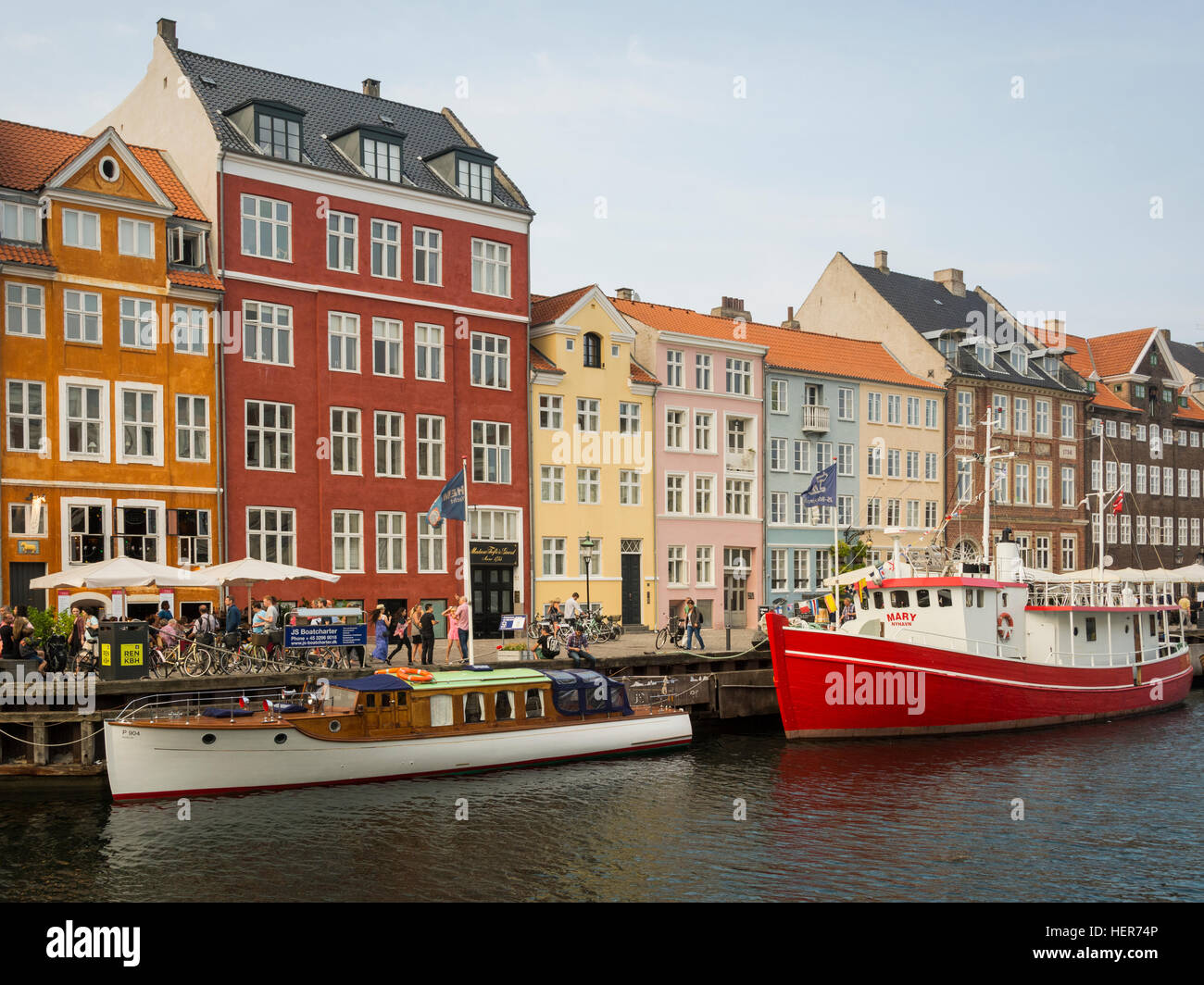 Edifici colorati e tall navi in legno a Nyhavn, Copenaghen Foto Stock