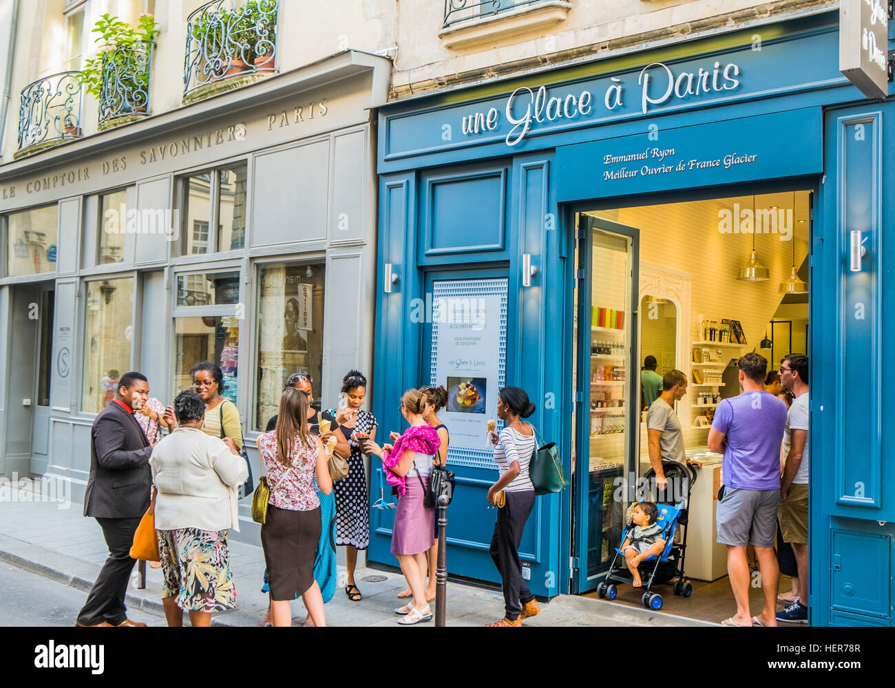 Scena di strada di fronte une glace à Paris gelateria Foto Stock