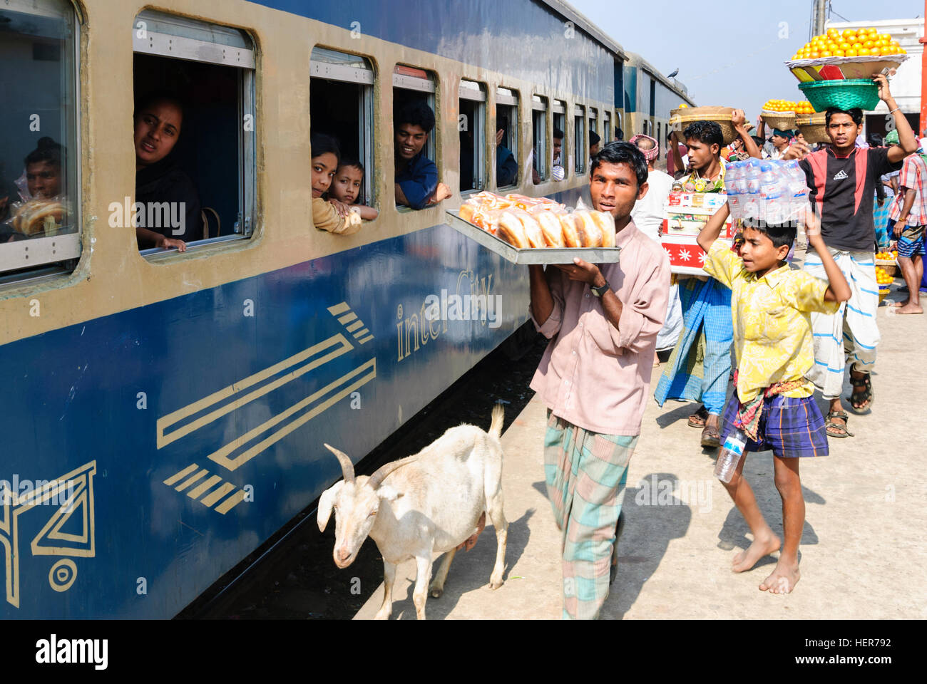 Akhaura: treno Intercity nella stazione, snack venditore con il cibo sulla testa, Chittagong Division, Bangladesh Foto Stock