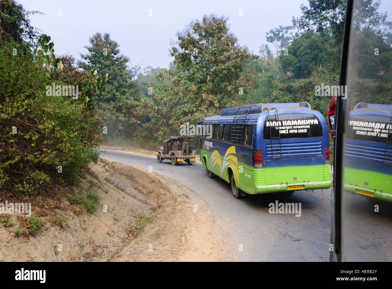 Ambasa: gli autobus in un convoglio convogliato dalle forze di polizia per la protezione contro i combattenti per l'indipendenza, Tripura, India Foto Stock