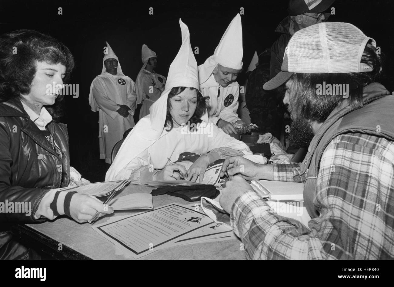 Le donne membri del Ku Klux Klan arruolarsi e segno di nuovi membri a una riunione Klan e attraversare la masterizzazione al di fuori di Macon, Georgia. Foto Stock