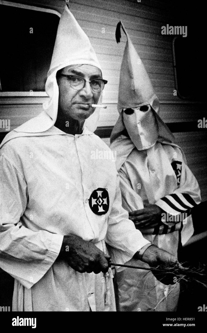 Un Ku Klux Klan stati salviette a baionetta con un ciuffo di erba in una KKK rally in Macon, Georgia. Foto Stock