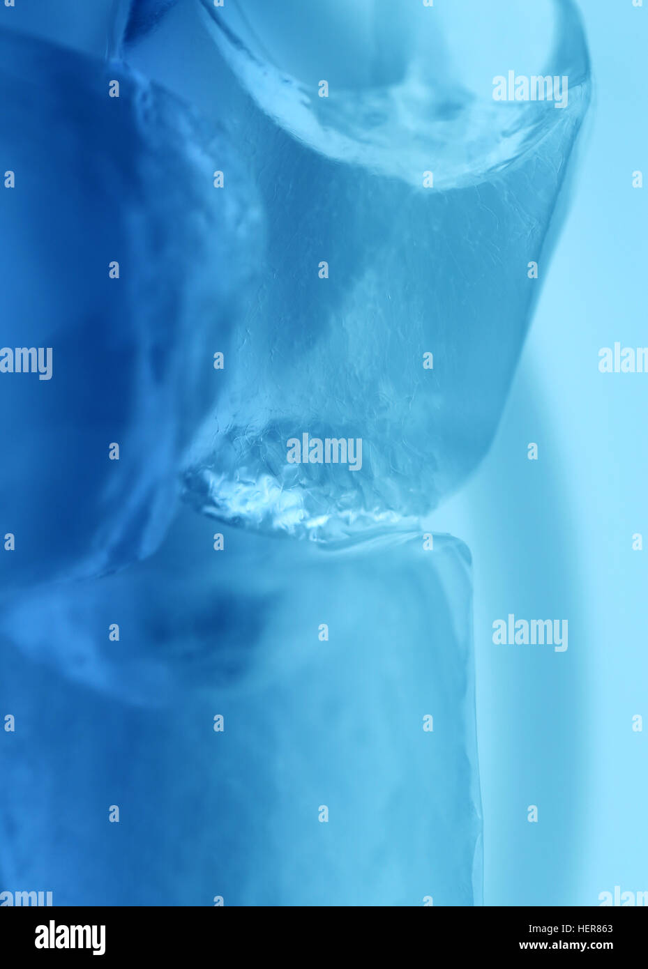 Foto macro trasparente blu pezzi di ghiaccio Foto Stock