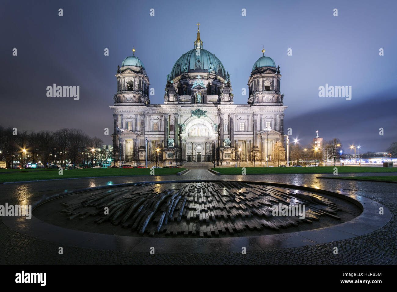 Berliner Dom bei Nacht, Nachtaufnahme, am Abend Foto Stock