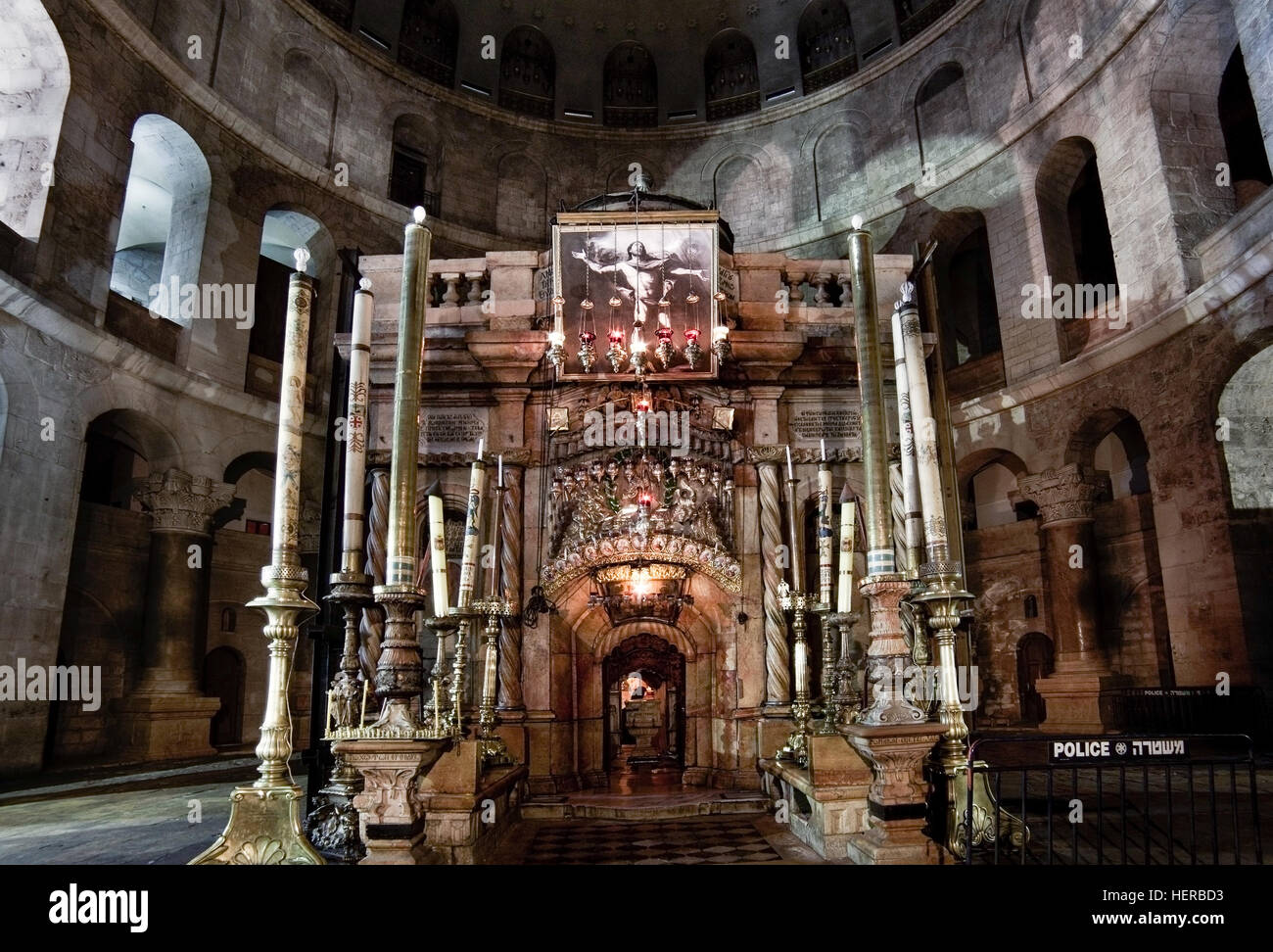 Gerusalemme, Israele - 28 Ottobre 2013: Aedicula nella chiesa del Santo Sepolcro, luogo ritiene essere la tomba di Cristo. Foto Stock